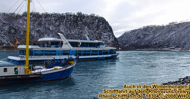 Rheinschifffahrt an der Loreley im Winter